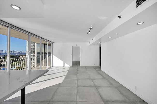 Building Photo - 7601 E Treasure Dr