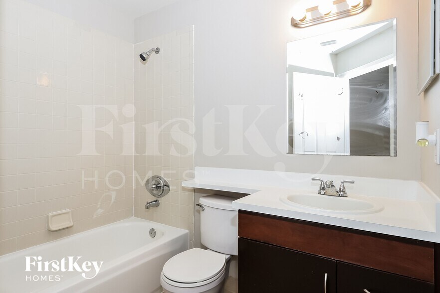 Building Photo - 6321 Hollywood St