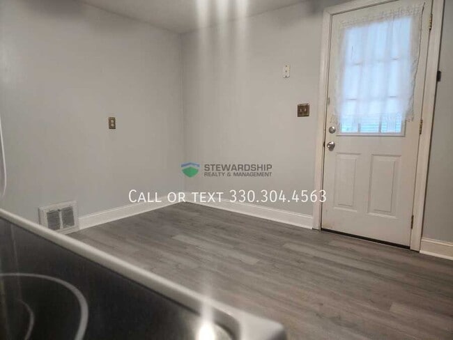 Building Photo - 1327 25th St NE