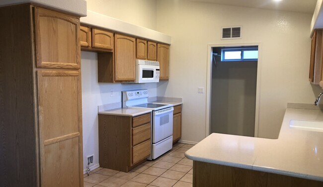 Building Photo - 3+2 Stylish and comfortable place to call home!