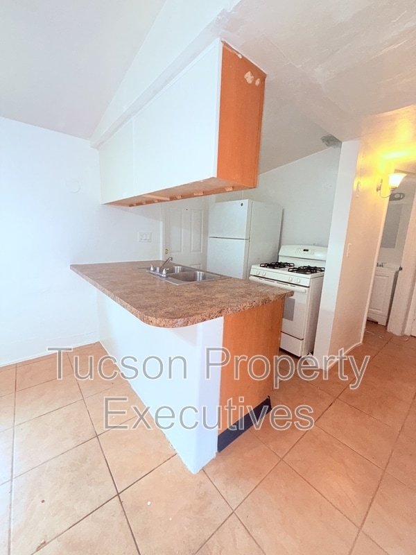 Building Photo - 1644 N Beverly Ave