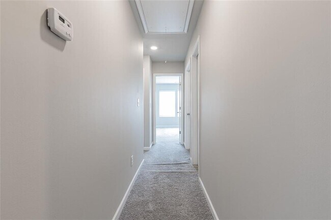 Building Photo - 9220 Golfview Cir