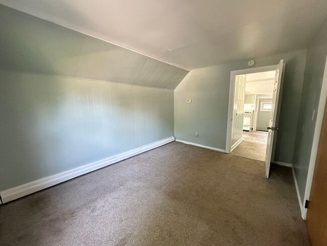 Building Photo - One Bedroom Upper Unit!