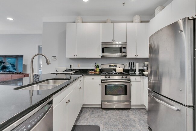 Building Photo - 1300 Grand St