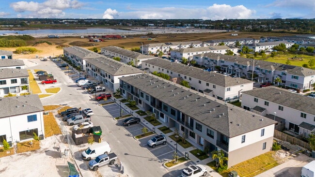 Building Photo - 415 NW 13 Ct