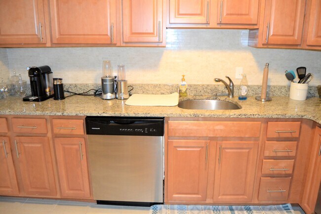 Building Photo - 110 Babcock St