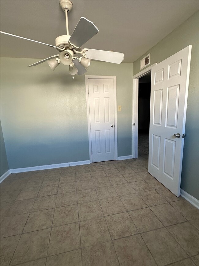 Building Photo - 516 Holiday Dr