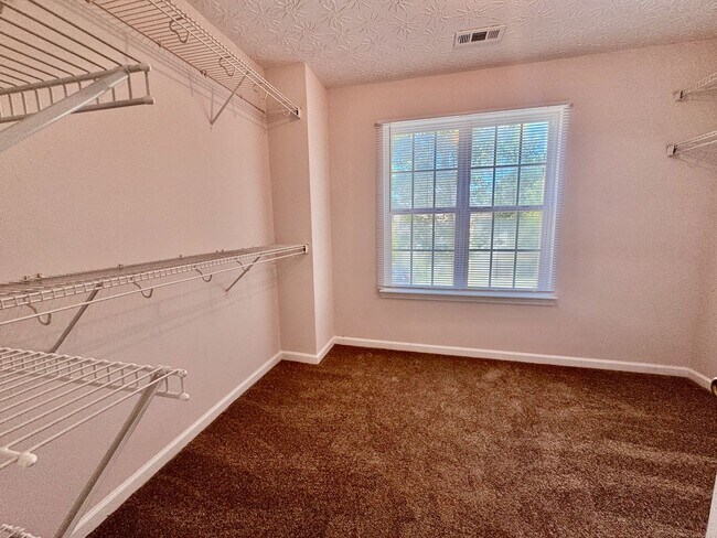 Building Photo - Lovely in Locust Grove