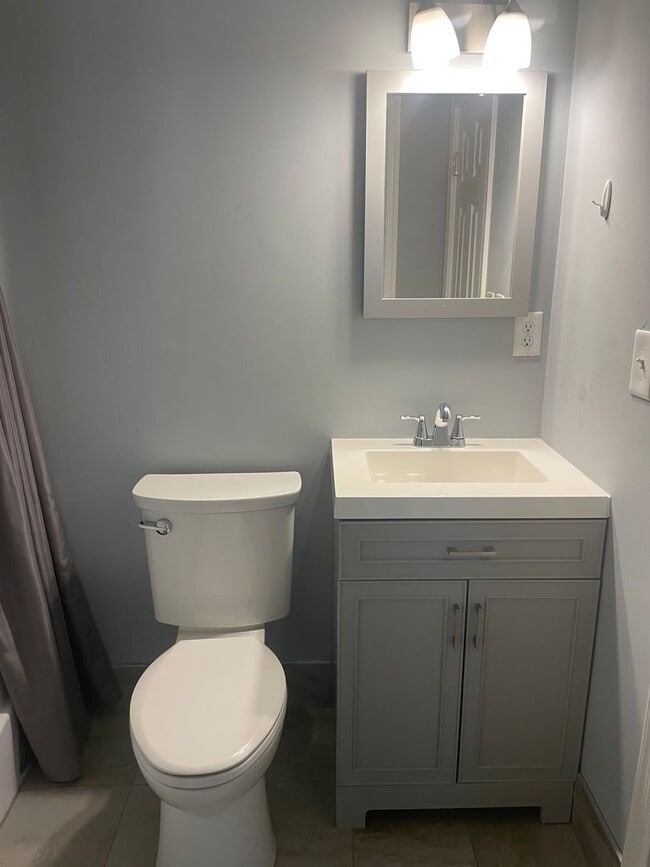 Building Photo - Three bedroom 1 1/2 bath ranch home