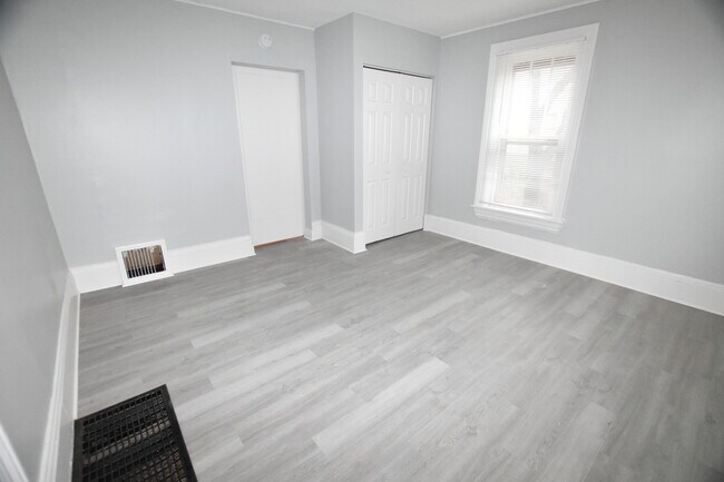 Building Photo - 426 N Lake St