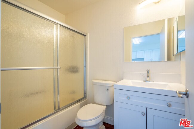 Building Photo - 820 S St Andrews Pl