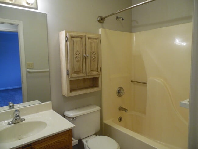 Building Photo - 4456 Hartland Pkwy