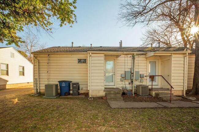 Building Photo - Beautiful Brookside duplex unit - NO PETS