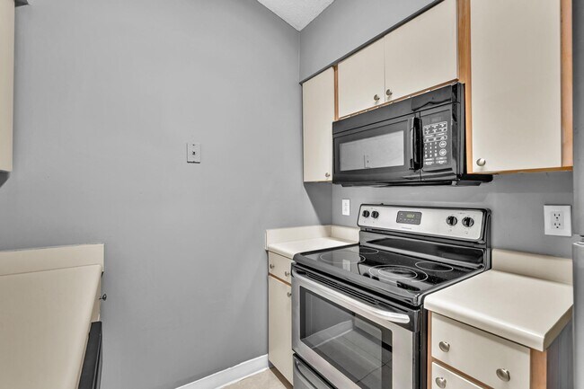 Building Photo - 2850 N Oakland Forest Dr