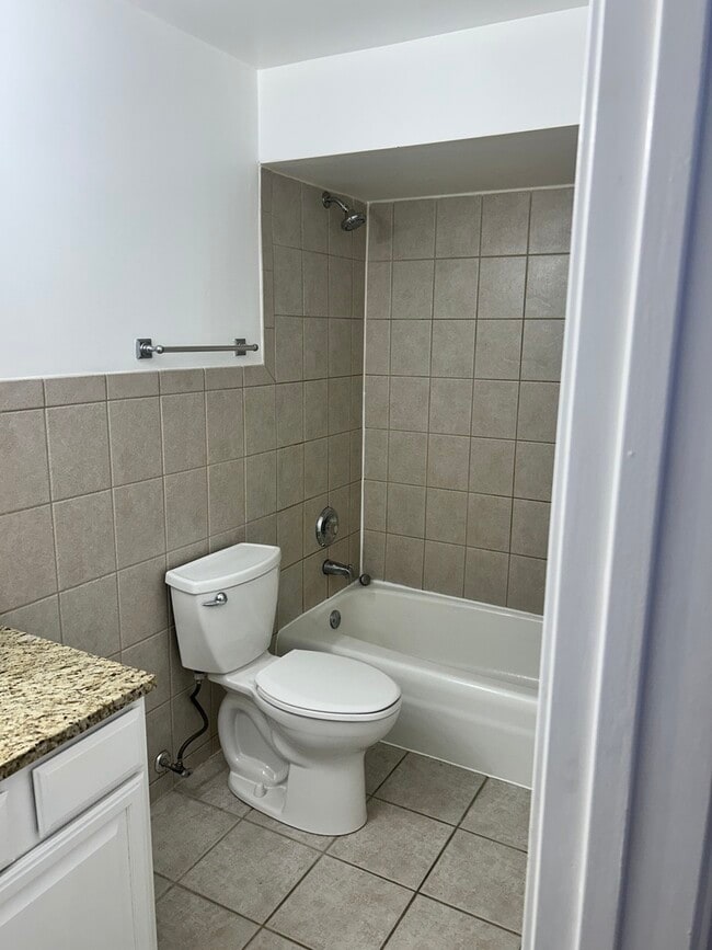 Building Photo - 677 S River Rd