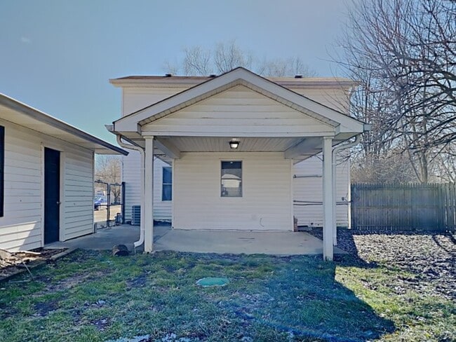 Building Photo - 4 bed 2 bath  with large backyard in Green...