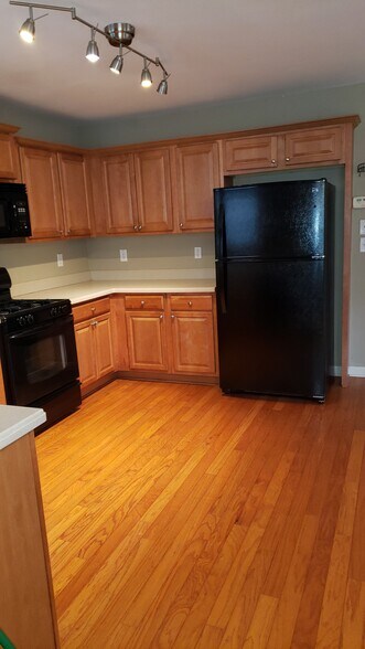 Building Photo - 111 Village Pky
