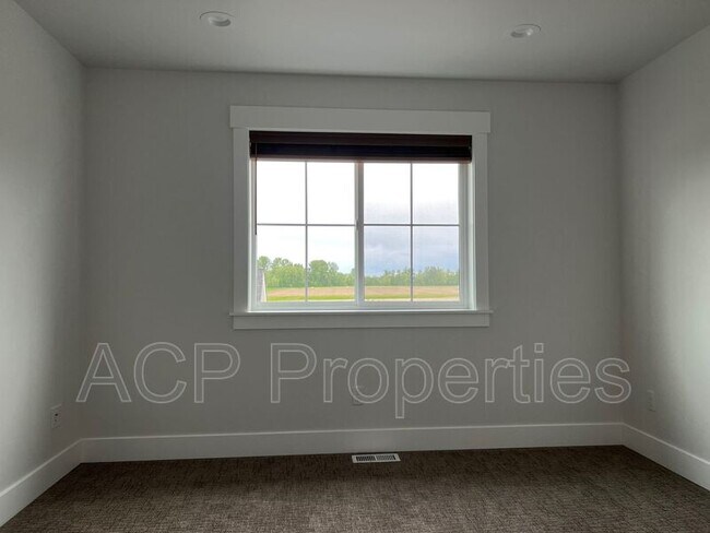 Building Photo - 1570 Farmview Ter
