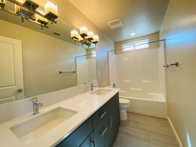 Building Photo - COMING SOON! $2,750 Ashlan & Highland, 4 B...