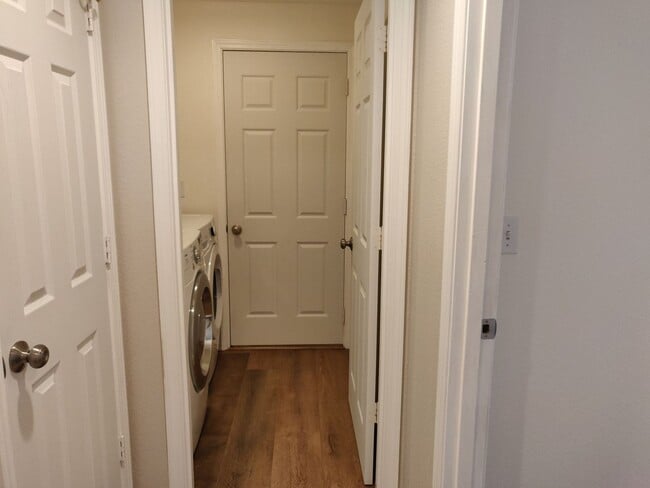 Building Photo - Stylish SW Bend 3×2 with Fenced Yard