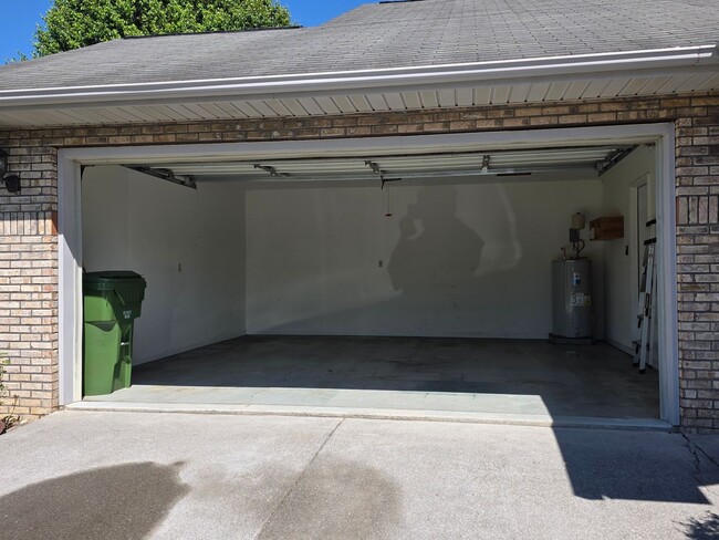 Building Photo - Maryville 37804 - 3 bedroom, 2 Bath Home , 2 car garage - Contact Donna Bailey (865) 389-6590