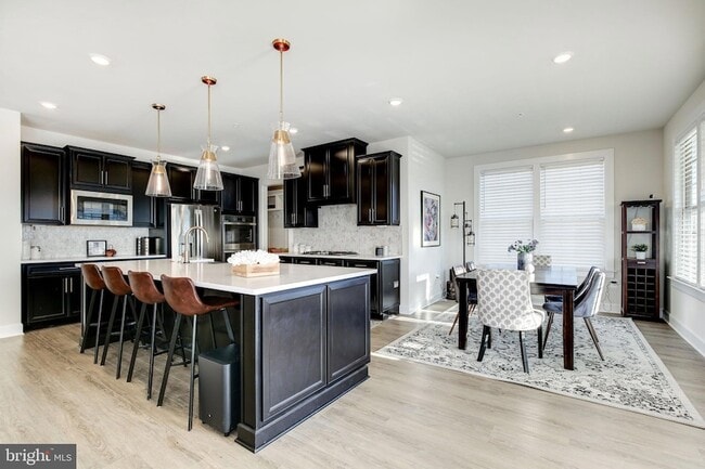 Building Photo - 6547 Clubhouse Dr