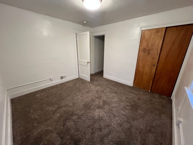 Building Photo - Upstairs Duplex Delight & $400 Credit for 1st Month's Rent