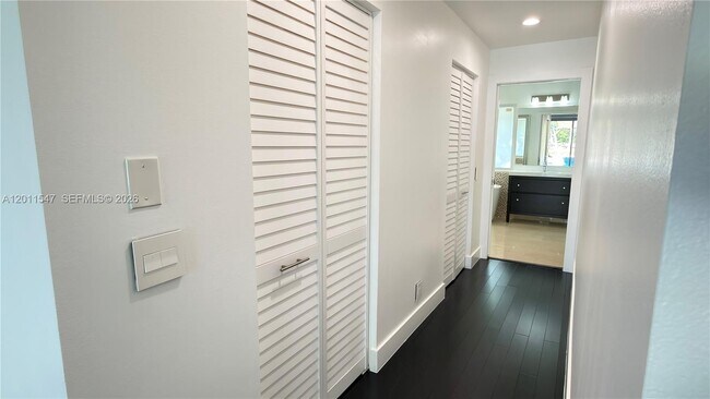 Building Photo - 3767 Oak Ridge Cir