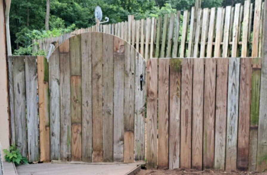 Private fenced back yard - 10426 Vistula Rd