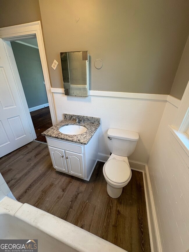 Building Photo - 11 S Elm St SW