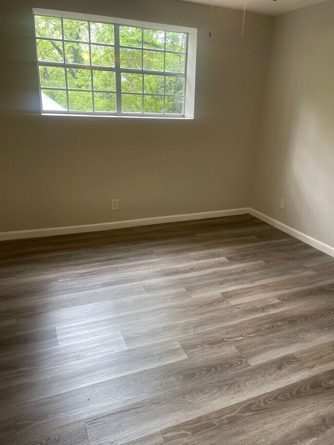 Building Photo - Knoxville 37912 - Spacious 1 bedroom, 1 bath apartment - Contact Lisa Vineyard and Shannon Russel...