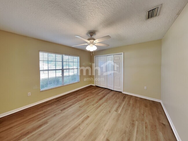 Building Photo - 1004 Lantana Dr