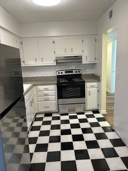 Building Photo - 515 Basswood Ave