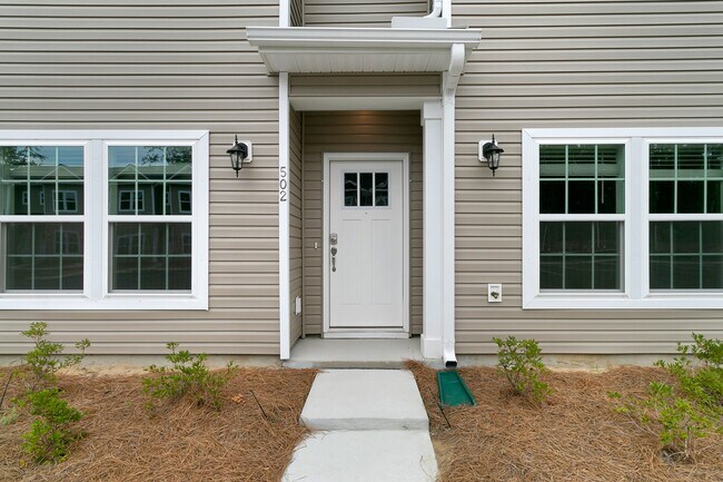 Building Photo - 502 Twin Rivers Dr
