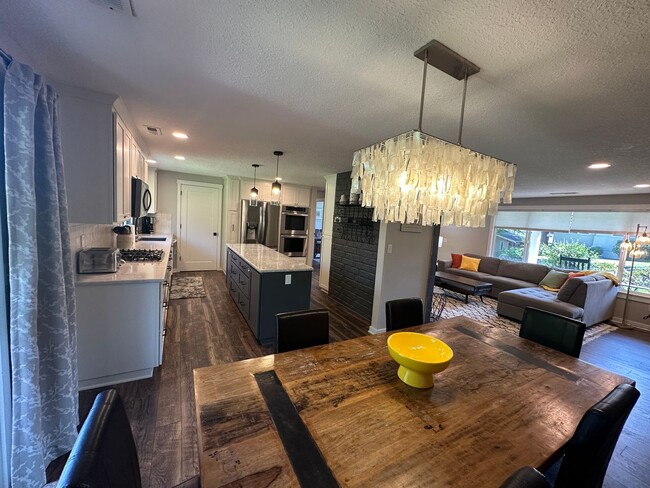 Building Photo - Luxury Furnished Rental in Milwaukie