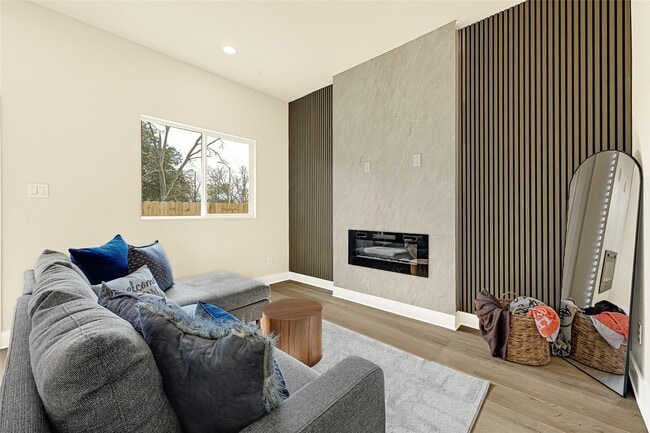 Building Photo - 706 Savonna