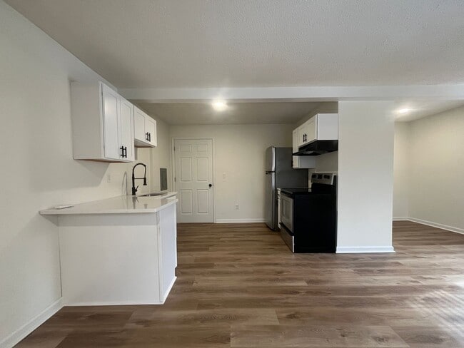 Building Photo - Newley Renovated Studio!