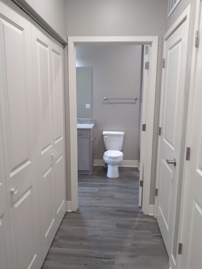 Building Photo - 2 Bedroom Luxury Apartment in the Northland of KCMO