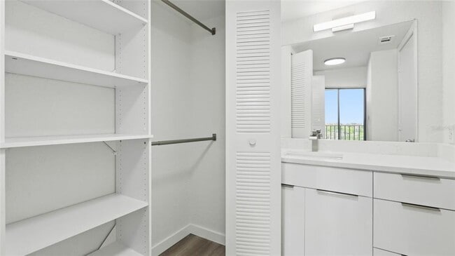 Building Photo - 900 Cove Cay Dr