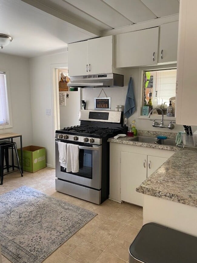 Building Photo - 1361 Stafford St