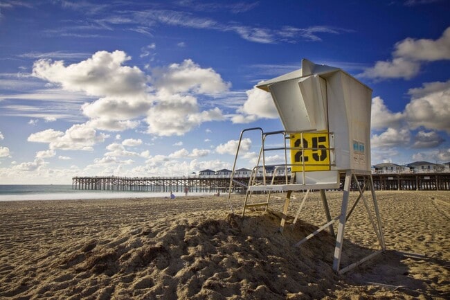 Building Photo - 2BR with Assigned Parking in Pacific Beach