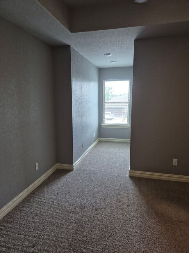 Building Photo - Move in Special on this 3 bedroom/2 bathroom townhouse