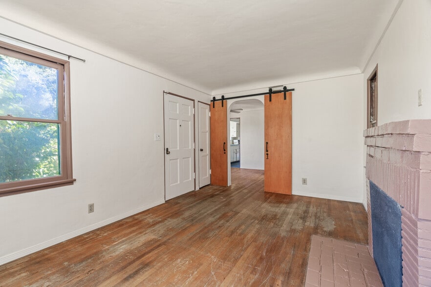 Building Photo - 3705 Fredonia Dr