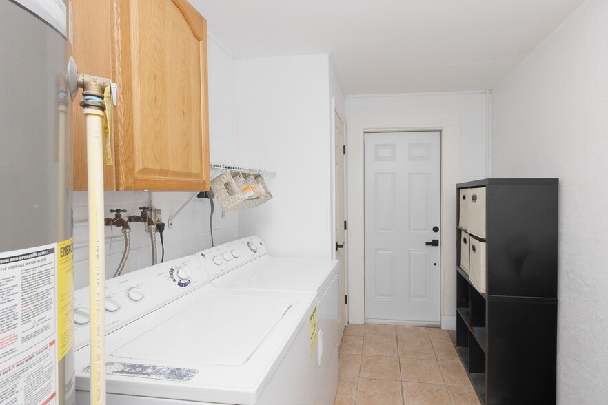 Building Photo - 1041 Jadewood Ave