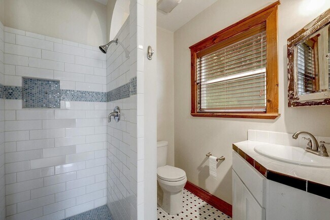 Building Photo - 21300 Crestmont