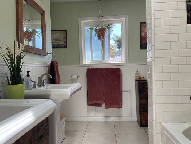 Building Photo - Spacious East Ventura 4 Bedroom 2 Bath Pool Home