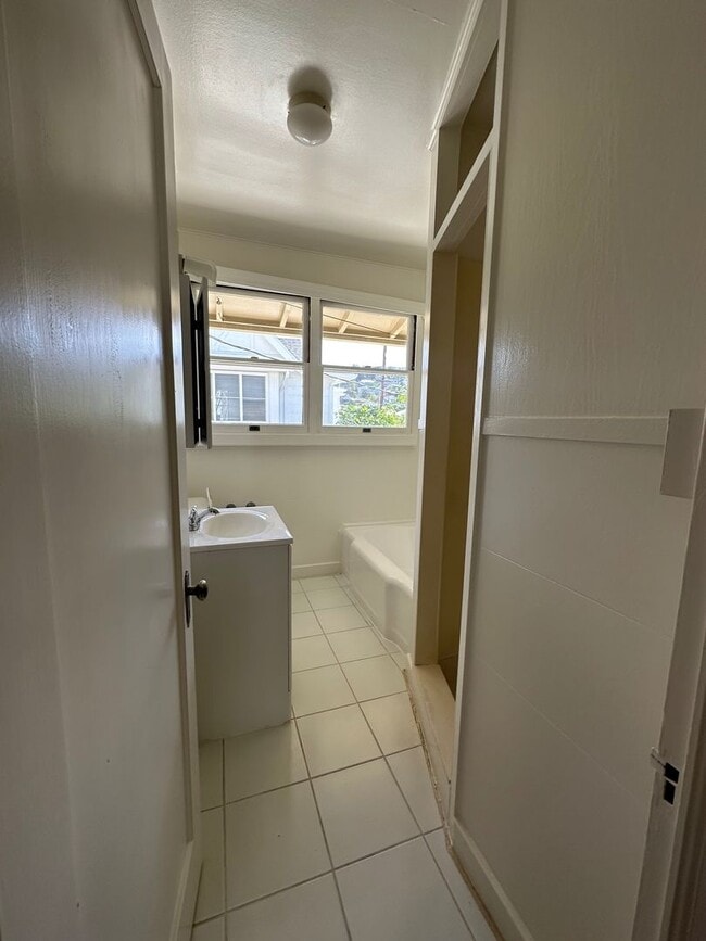 Building Photo - Spacious 2 bedrooms, 1 bath with parking