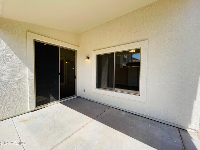 Building Photo - 841 E Lovegrass Dr