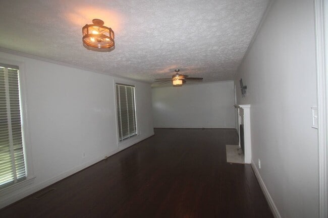 Building Photo - For Lease - 3 Bed, 1.5 Bath, 1600sqft, Sin...