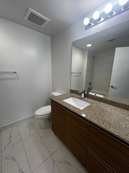Building Photo - 1344 NE Miami Ct